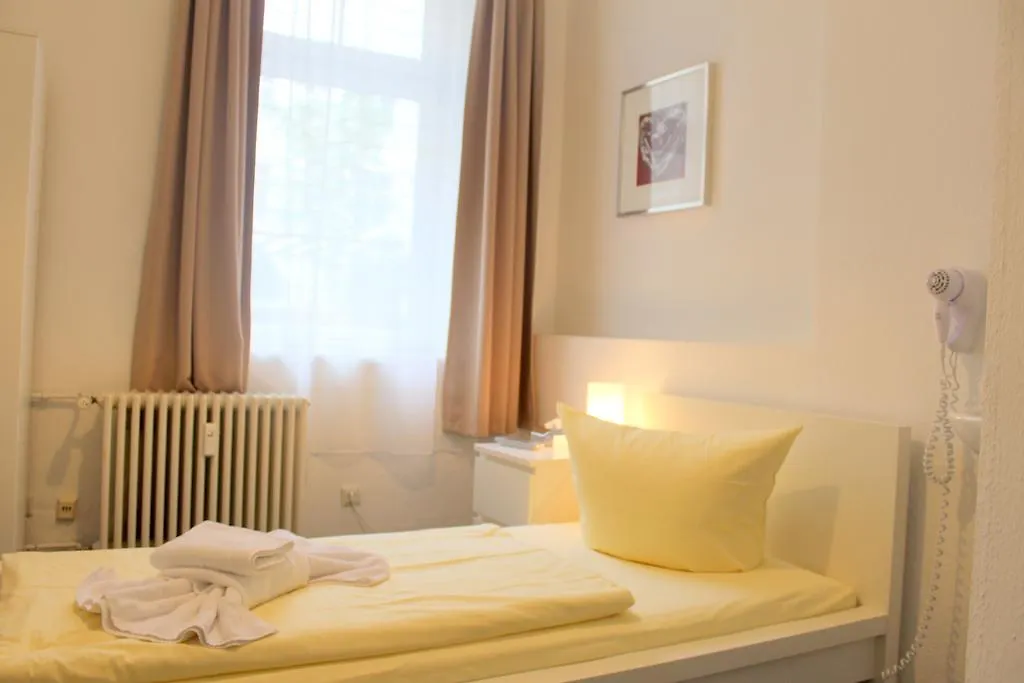 Pension Central Hostel ברלין