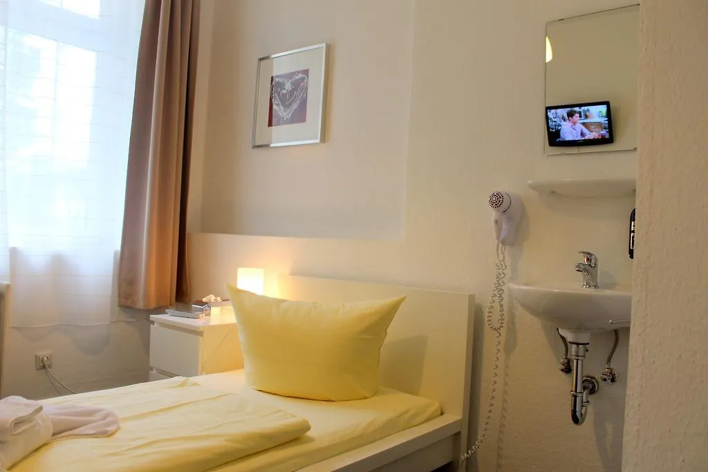 Pension Central Hostel ברלין